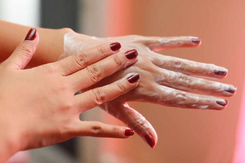 rankų tepimas kremu odos atjauninimui