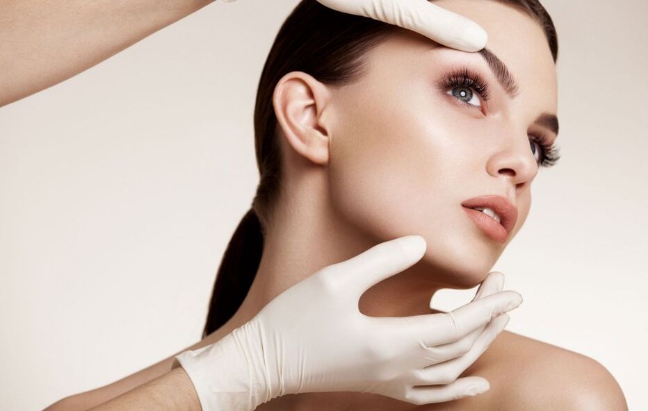 kosmetologė apžiūri veido odą prieš atjauninimą