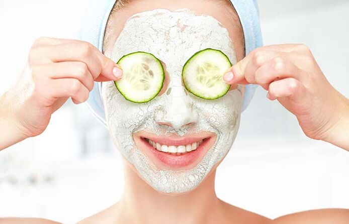 Atjauninanti odos kaukė natūralių ingredientų pagrindu